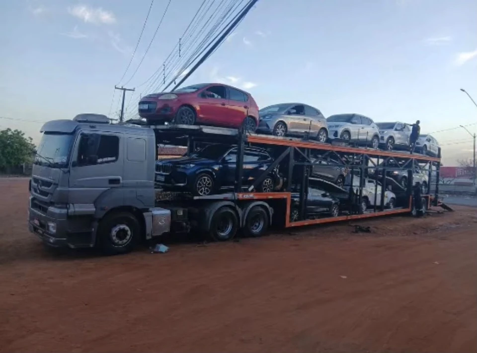 Caminhão-cegonha Mercedes carregado com veículos da frota JR.