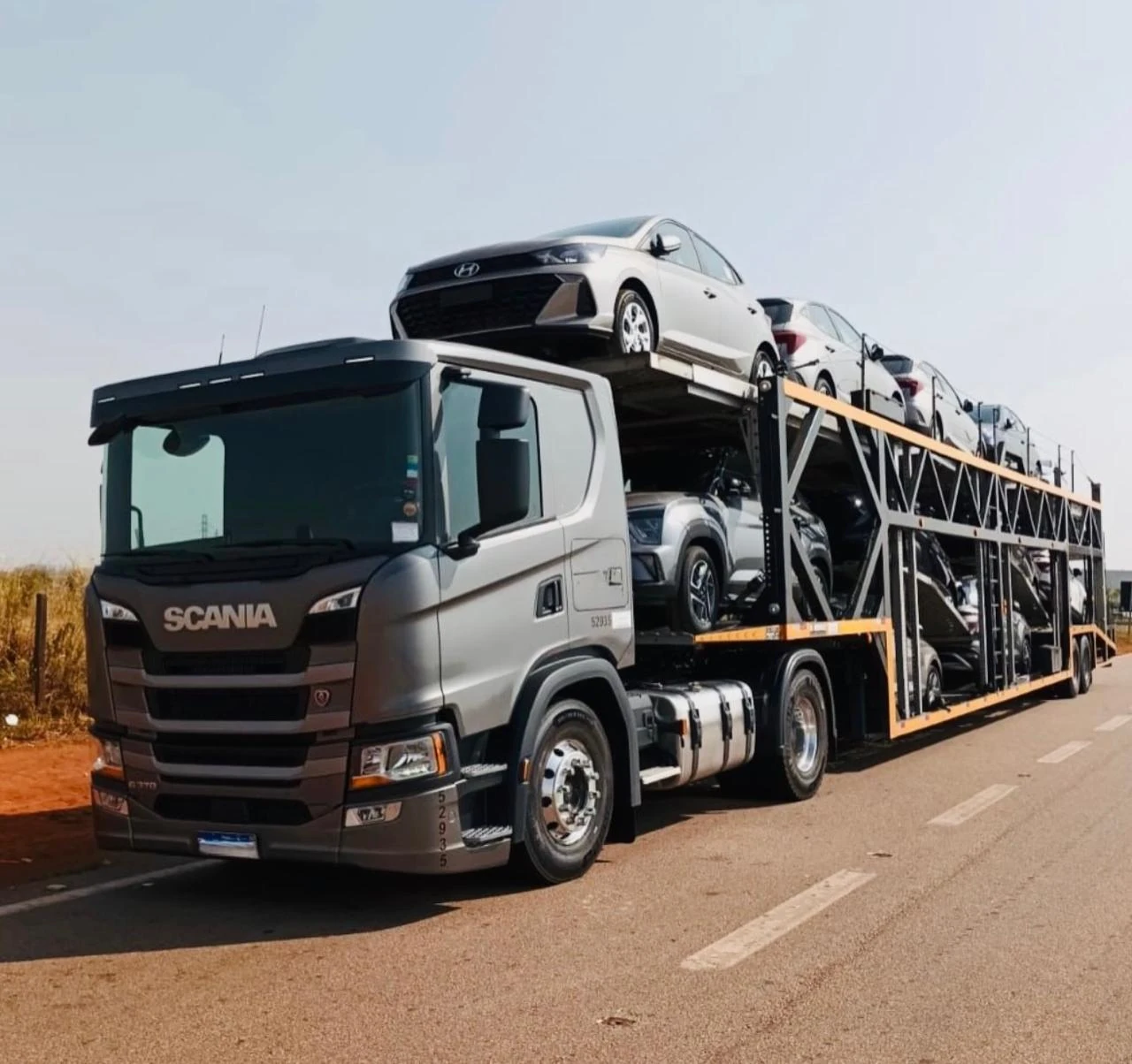 Caminhão-cegonha Scania com veículos carregados, em foto fornecida pela JR Transportes.