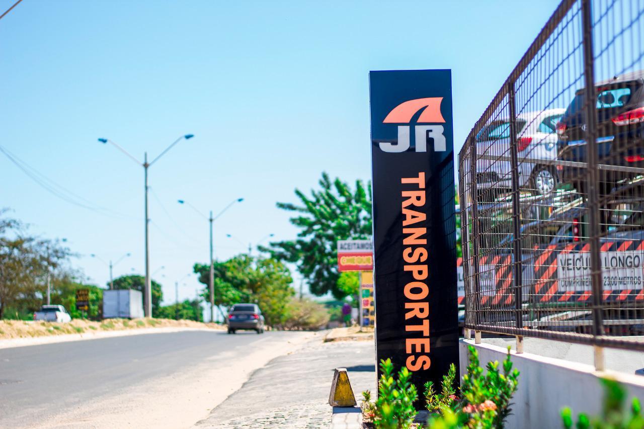 Caminhão-cegonha carregado na sede da JR Transportes em Teresina, Piauí.