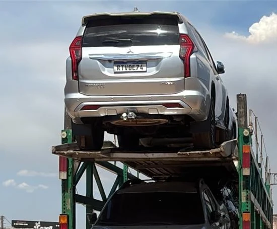 SUV carregado no segundo nível de um caminhão-cegonha.