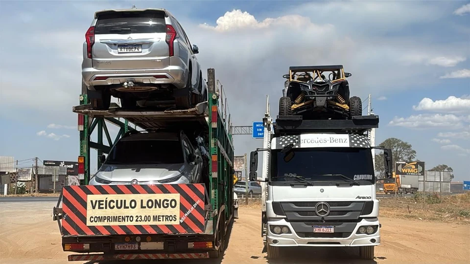 SUV e UTV embarcados nos caminhões da JR para transporte.